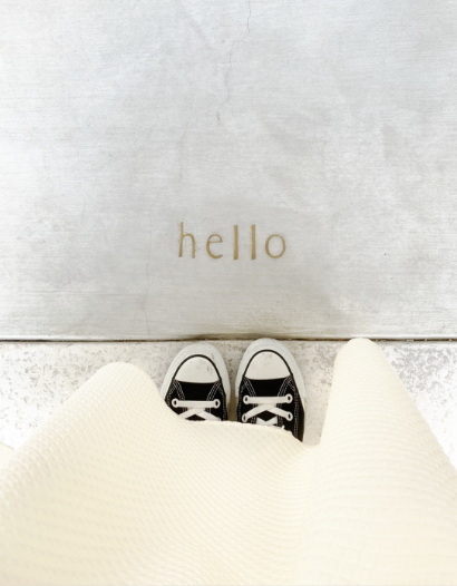 スニーカーと床のhello